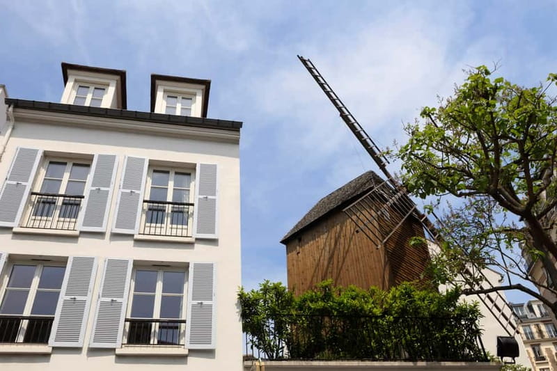 Paris: Montmartre Hidden Gems and Highlights Walking Tour - Sacré-Cœur Basilica hilltop: exterior views plus optional free interior
