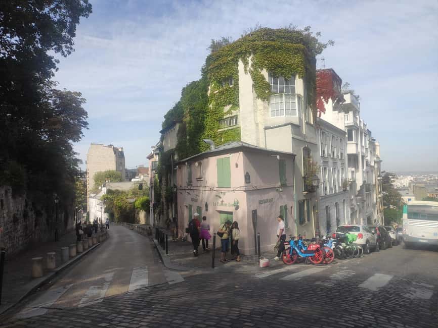 Paris : Montmartre highlights walking tour - Place du Tertre: watching painters at work