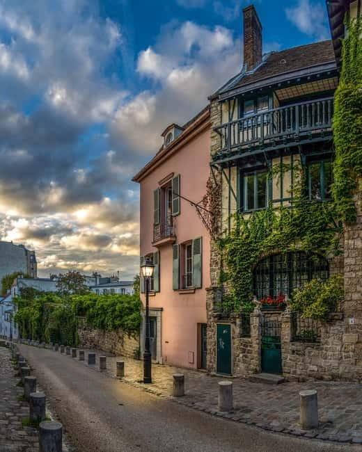 Paris: Montmartre Highlights Walking Tour with a Local Guide - Place Saint-Pierre to the Sacré-Cœur zone: where your guide sets the tone
