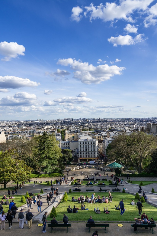 Paris: Montmartre Highlights Walking Tour with a Local Guide - Picking the right guide vibe: you may meet Yazid, Zoe, or others