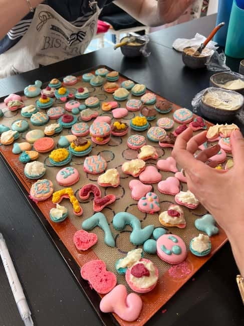 Paris: Montmartre Macaron Baking Workshop - Finding your starting point on Rue Legendre