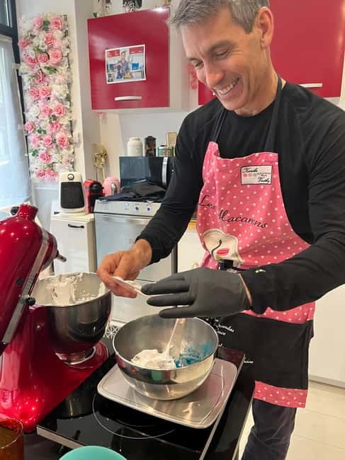 Paris: Montmartre Macaron Baking Workshop - Designing your macarons with the double nozzle