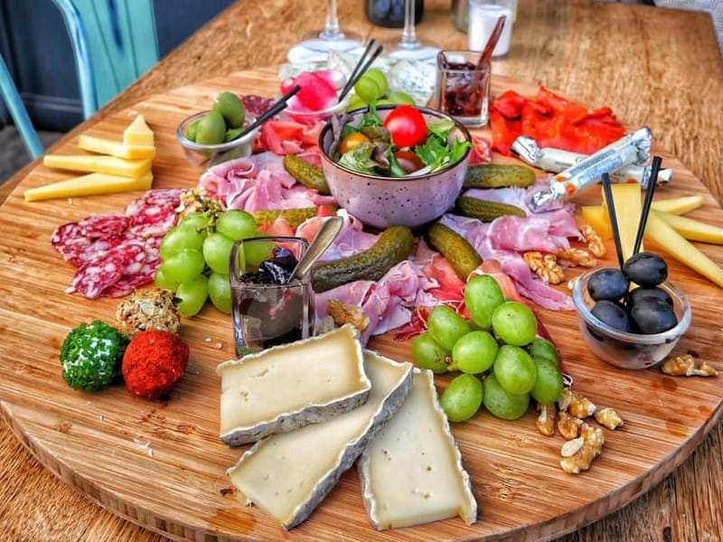 Paris: Montmartre/Pigalle Foodie Tour with Tastings - Small Group Size: Personal Attention, Not a Crowd Scene