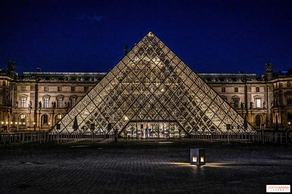 Paris: Night City Tour in a van for up to 7 people - Starting with the Eiffel Tower and the Right Bank