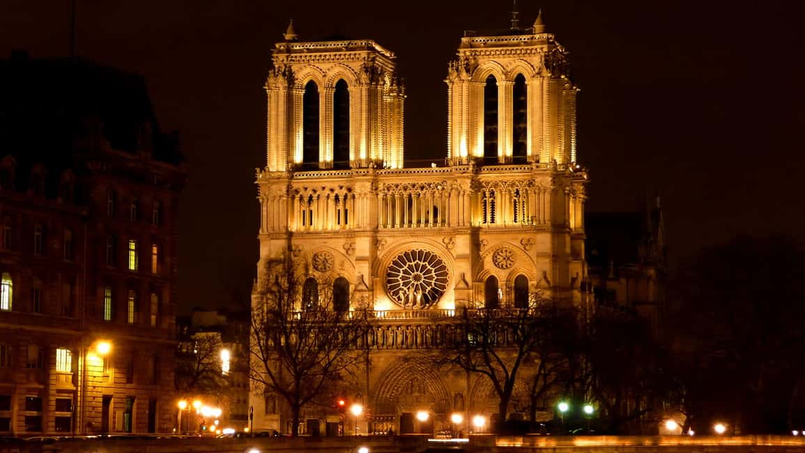 Paris: Night City Tour in a van for up to 7 people - Opéra Garnier, the Louvre, and Notre-Dame