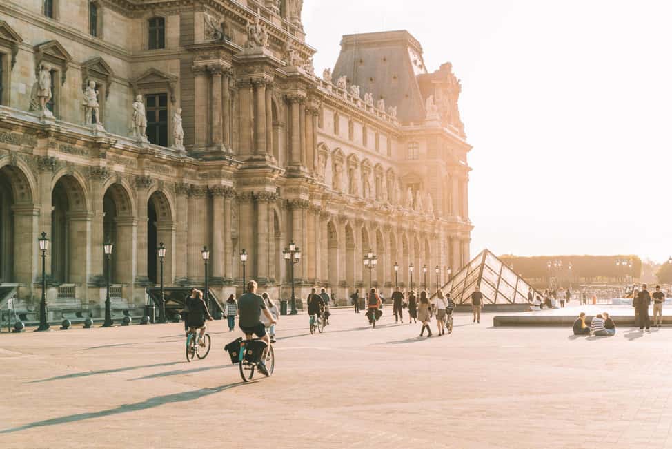 Paris: Night Small-Group Bike Tour & Boat Cruise - First rides: Eiffel Tower to Pont Alexandre III photo corridor