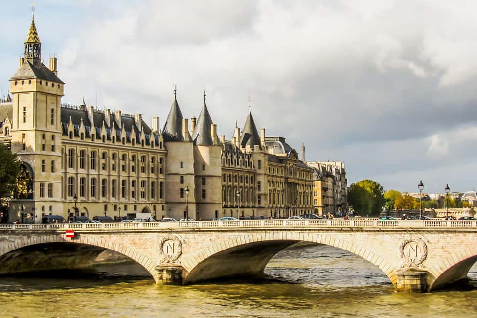 Paris: Notre Dame and Île de la Cité Walking Tour - Sainte-Chapelle, Conciergerie, and Hôtel-Dieu: quick passes with big context