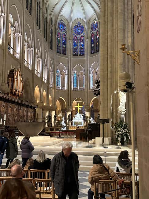 Paris: Notre Dame Cathedral Guided Tour of the Neighborhood - Photo Stop Flow: Short Breaks, Better Viewing