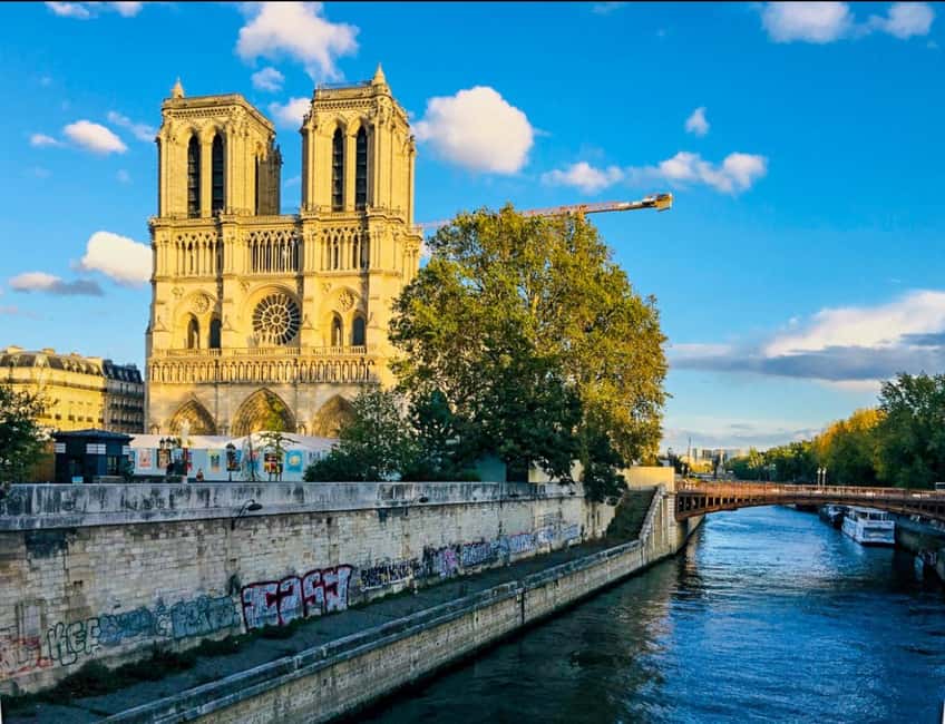 Paris: Notre Dame Exteriors and Ile de la Cité Walking Tour - Palais de Justice and Sainte-Chapelle from outside