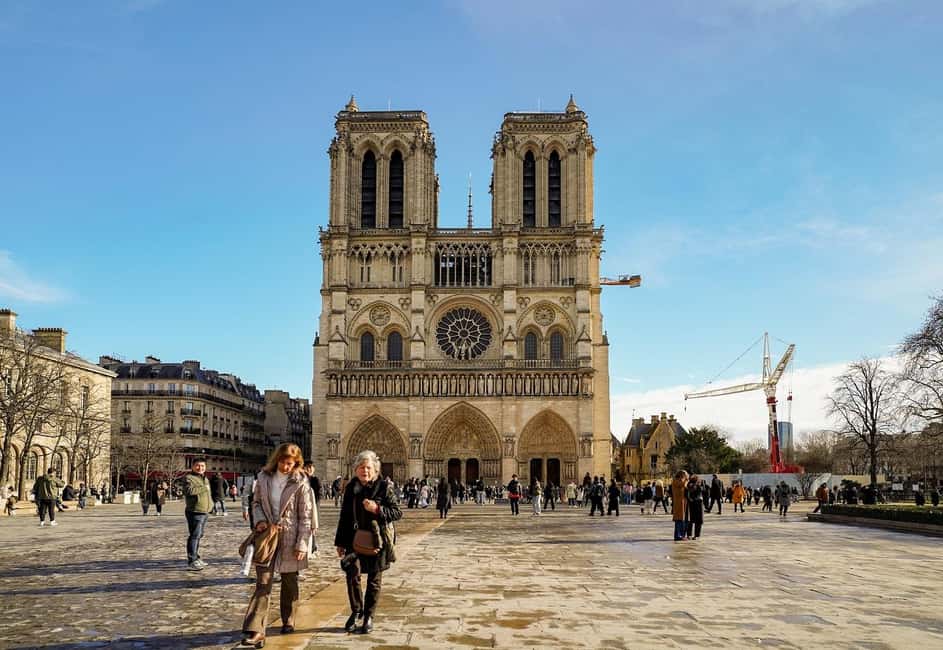 Paris: Notre-Dame Interior and Ile de la Cité Guided Tour - Entering Notre-Dame: what you’ll notice once someone points it out