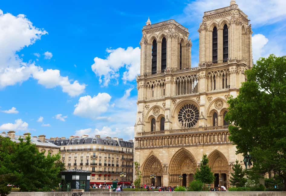 Paris: Notre Dame & Latin Quarter Food Tour with 8+ Tastings - The first bakery stop: why the welcome bite matters