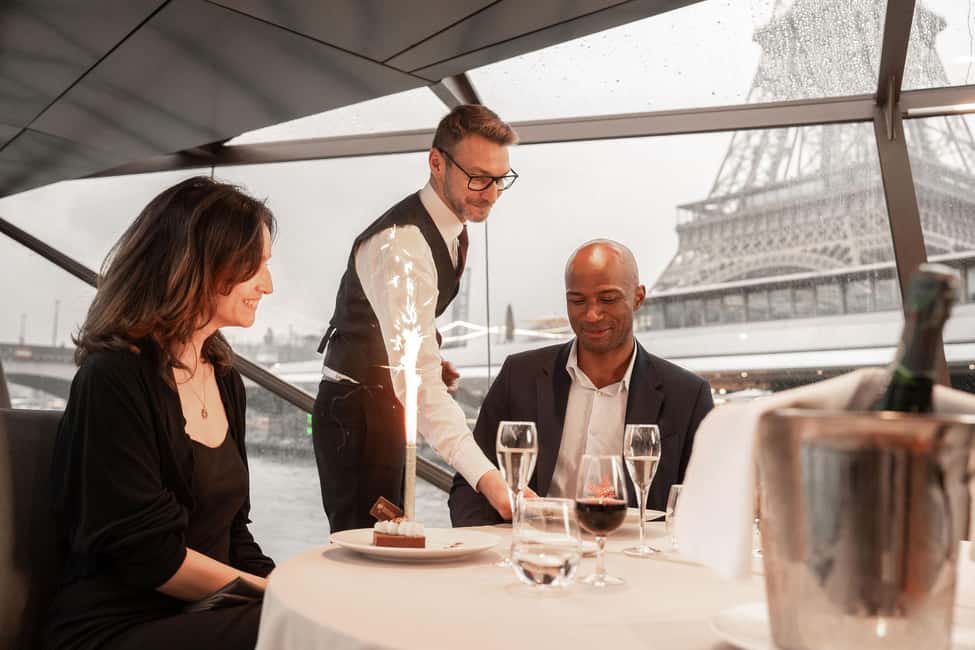 Paris : NYE Special Diner Cruise on the Seine River - Settling in with an aperitif