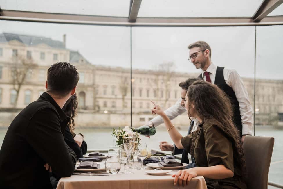 Paris : NYE Special Diner Cruise on the Seine River - The Eiffel Tower moment