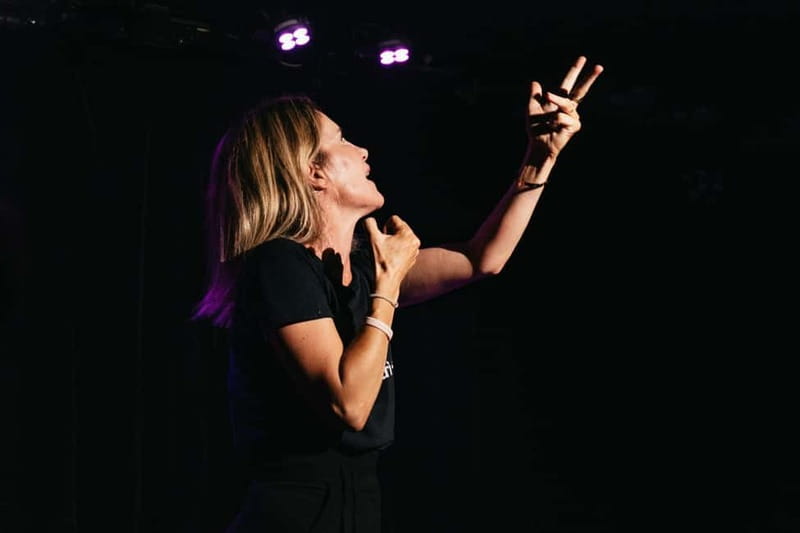 Paris: Oh My God She's Parisian! English Comedy Show - Quick practical tips for a smoother night