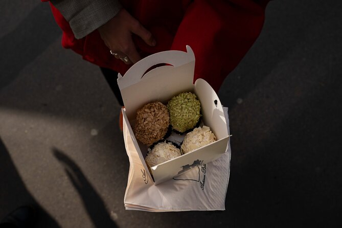 Paris: Pastries & Tragedies - A sweet tour of Montmartre - Starting at Place Blanche: finding your guide without stress