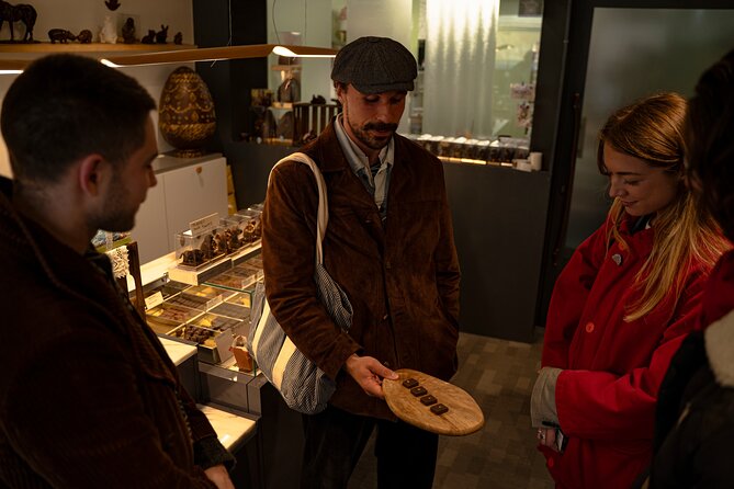 Paris: Pastries & Tragedies - A sweet tour of Montmartre - How the bakery stops work: what six treats feels like