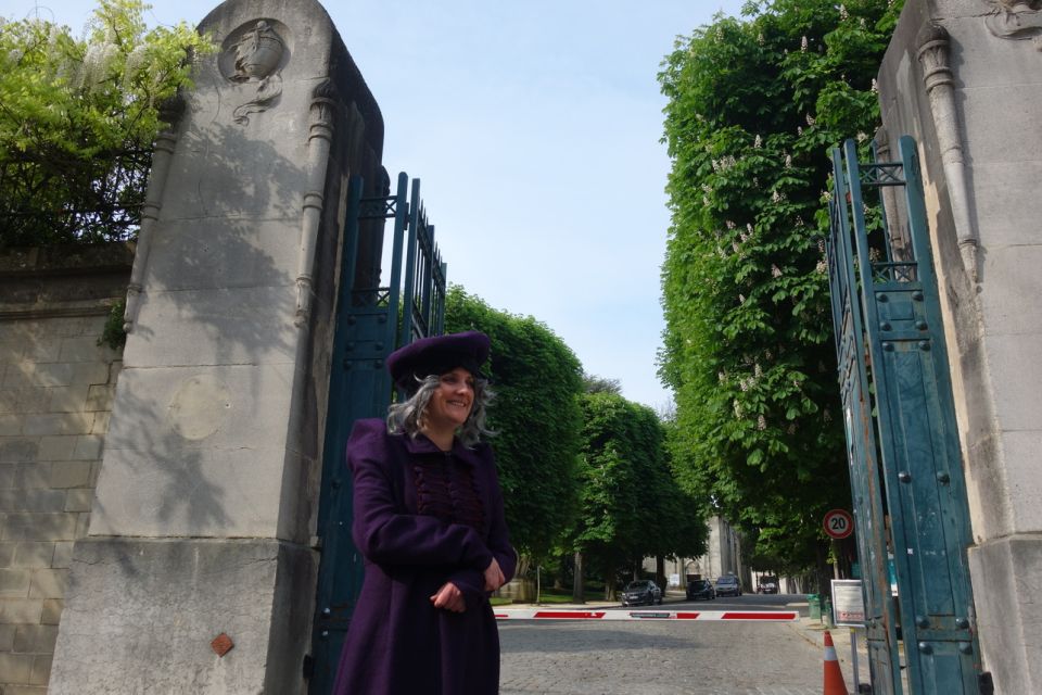Paris: Père Lachaise Cemetery Guided by the Great Sibylle - The Theatrical Storytelling: Humor, Mystery, and Real Questions