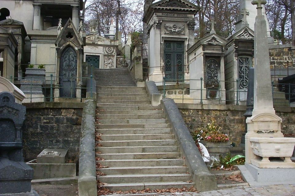 Paris: Père Lachaise Cemetery Guided Tour - 12 guests 2,5h - The stories go beyond headstones: Paris, politics, and pop culture
