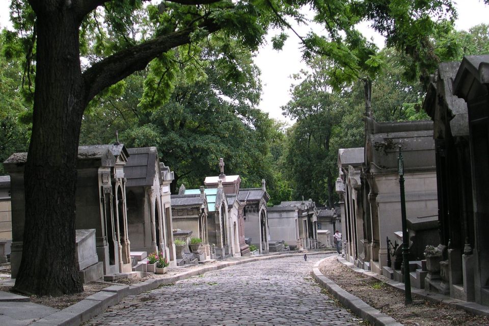 Paris: Père Lachaise Cemetery Guided Tour - 12 guests 2,5h - When the cemetery has closures or quiet-area rules