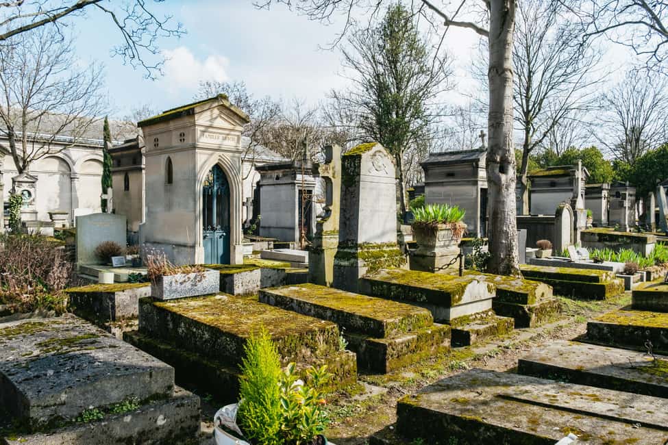 Paris: Pere Lachaise Cemetery Guided Tour - The 3-hour route: a paced walk through famous graves