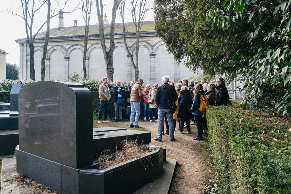 Paris: Pere Lachaise Cemetery Guided Tour - Oscar Wilde, Jim Morrison, Edith Piaf: the celebrity stops that anchor the walk