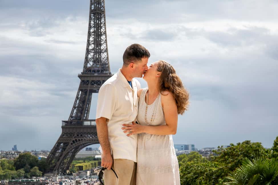 Paris: Photoshoot Around Eiffel Tower with 55 Edited Photos - Price and What You’re Really Paying For (Up to 6 People)