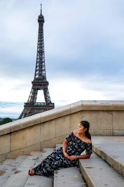 Paris: Photoshoot Around Eiffel Tower with 55 Edited Photos - Language Options and Communication With Your Photographer