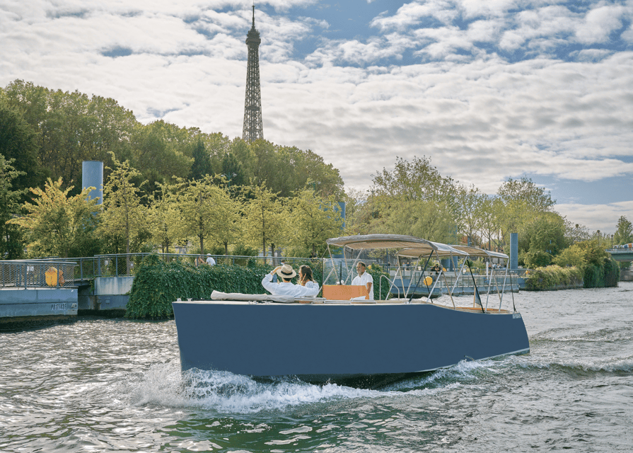 Paris : Prestige cruises on the Seine - A quiet departure beside Pont Alexandre III