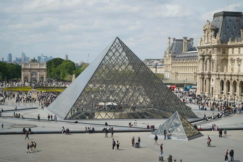 Paris: Private 2-Hour Walking Tour with a Parisian guide - What the customization really gives you