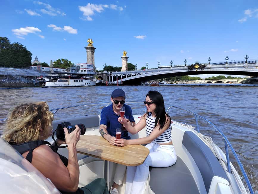 Paris Private Boat Seine River with Captain Guide - Statue of Liberty: A Curious Start to the Route