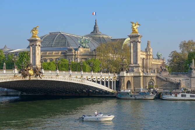Paris Private Boat Tour with your own Captain Guide - The Statue of Liberty and Eiffel Tower from Bras de Grenelle
