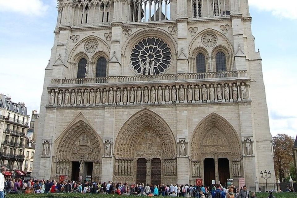 Paris: Private Custom Walking tour with A Local Guide - Meeting up in Paris without wasting your first hours