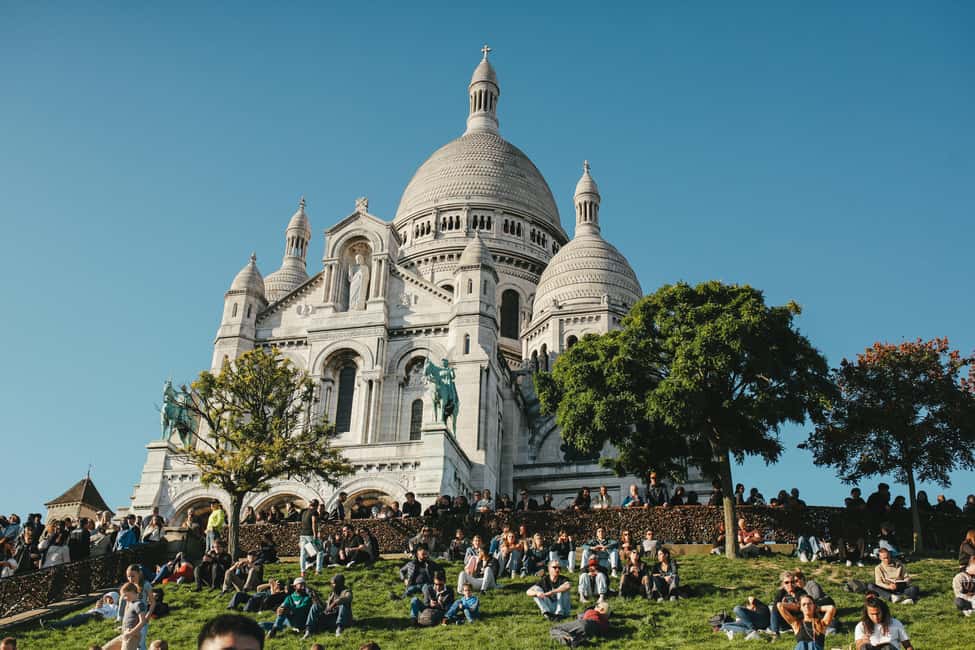 Paris: Private Guided Tour in a vintage Land Rover - Pigalle and the Moulin Rouge after dark in spirit