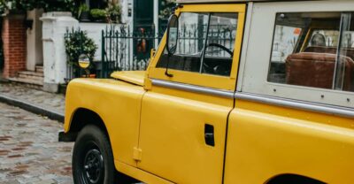 Paris: Private Guided Tour in a vintage Land Rover - Montmartre, Les Abbesses, and the artist square