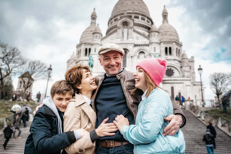 Paris: Private Montmartre Photoshoot with Parisian Charm - Photo Packages, Edited Results, and Your Secure Online Gallery