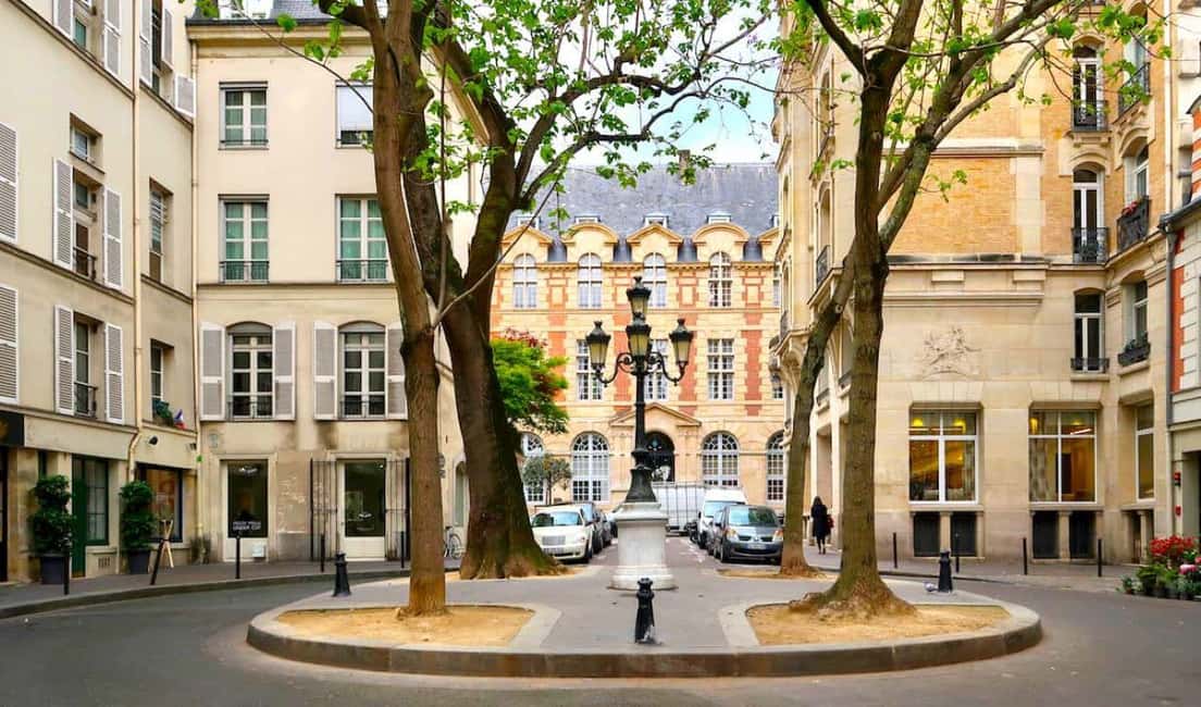 Paris - Private walking Food tour Latin Quarter-St Germain - Chocolate, macarons, and Saint-Germain cafés