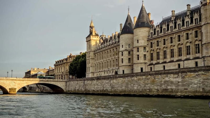 Paris: Private walking tour - Latin Quarter and Center! - Île de la Cité, the Seine, and Pont Neuf