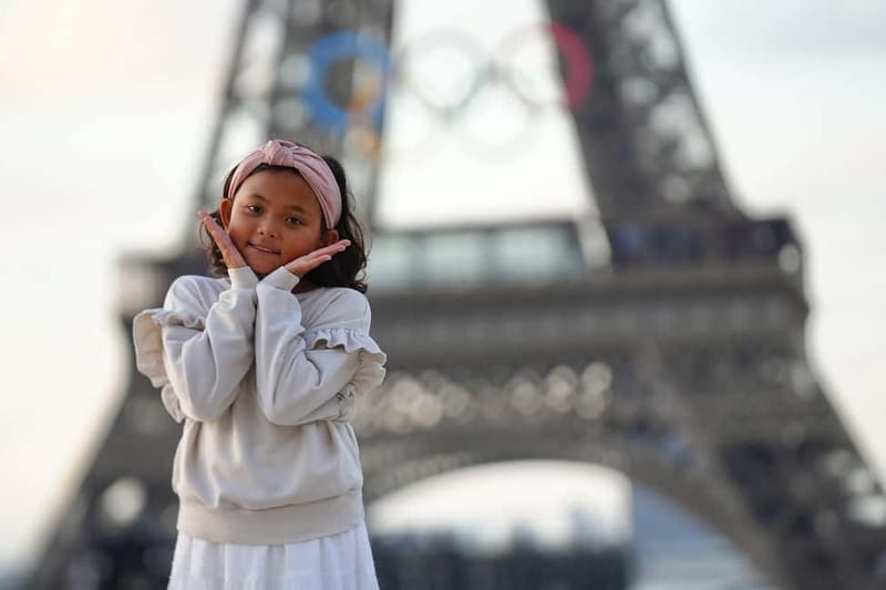 Paris: Professional Photoshoot by the Eiffel Tower - The photographer’s direction: how you get natural-looking results