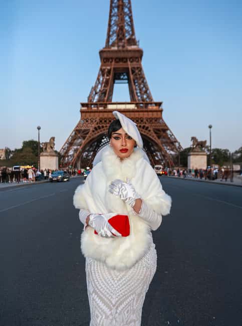 Paris: Professional Photoshoot with 300+ Photos + 1 present - Who will enjoy this most