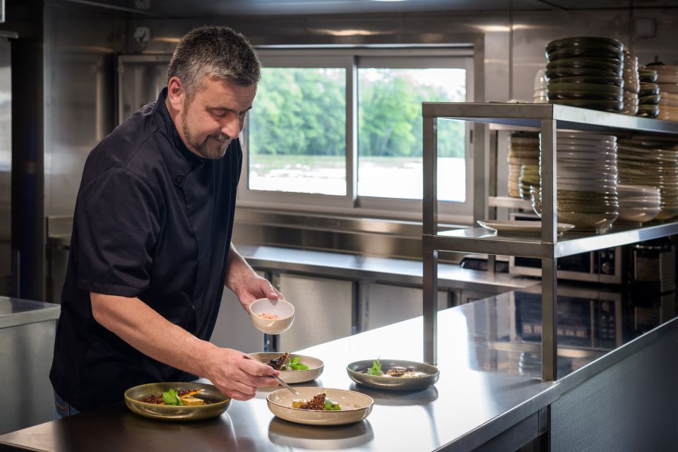 Paris: Romantic Cruise with 3-course Dinner on Seine River - Should you book the Capitaine Fracasse Seine dinner cruise?