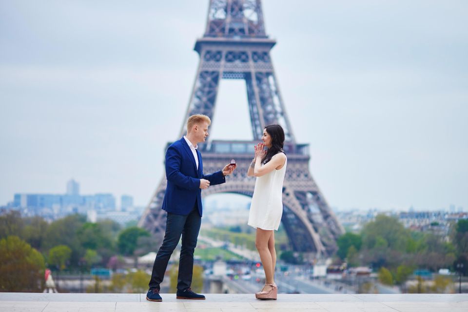 Paris: Romantic Photoshoot for Couples - Should You Book This Eiffel Tower Couples Photoshoot?