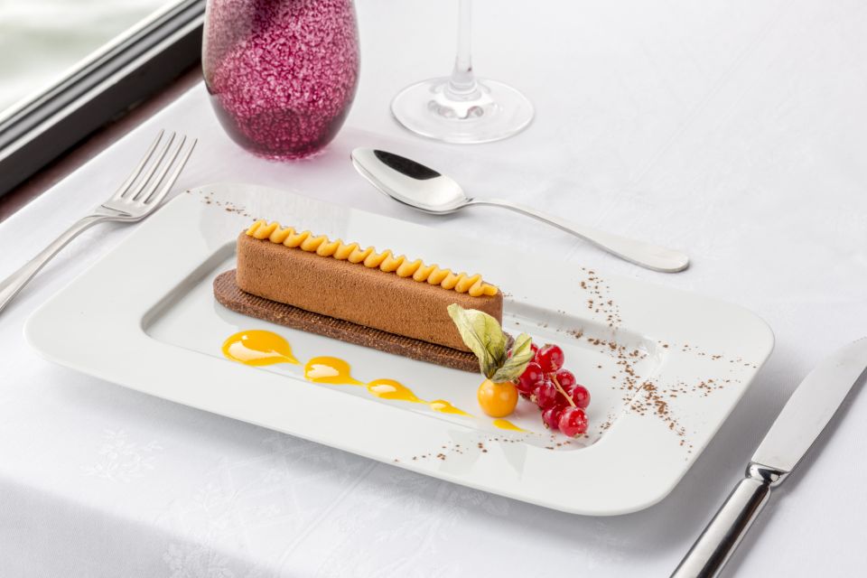 Paris: Seine River Cruise with 3-Course Dinner & Live Music - Key things that make this cruise special