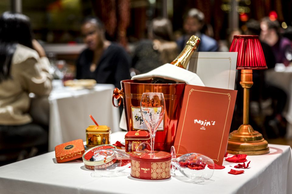 Paris: Seine River Cruise with 3-Course Dinner & Live Music - Window-seat Seine views: what the evening feels like