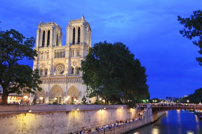 Paris Seine River Dinner Cruise with Champagne and Window Seating - Dinner, Champagne, and Service: What You Actually Get