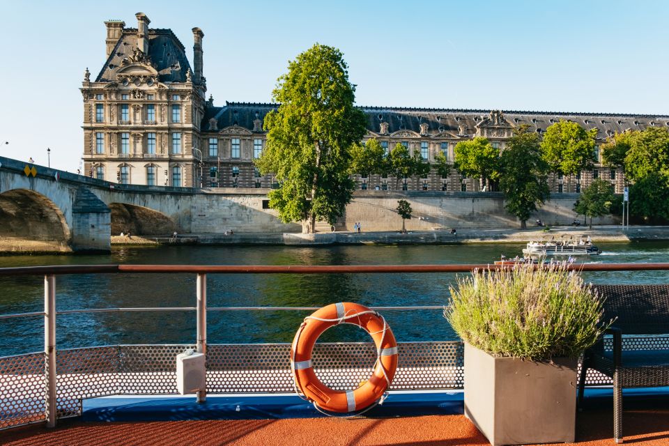 Paris: Seine River Panoramic Views Dinner Cruise - Key Things That Make This Cruise Worth Your Night