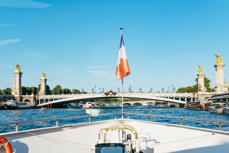 Paris: Seine River Panoramic Views Dinner Cruise - Why a 105-Minute Seine Dinner Cruise Works So Well