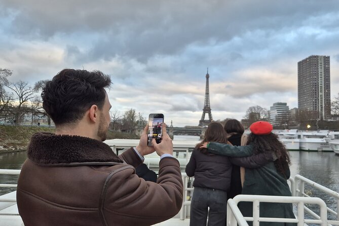 Paris Seine River Sightseeing Guided Cruise Vedettes du Pont Neuf - How the live guide and 13-language app make the hour feel longer