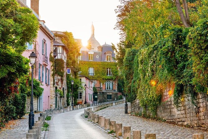 Paris: Small Group Moulin Rouge &Sacré Cœur Montmartre Tour - Starting at 5 Pl. Blanche: where the tour begins