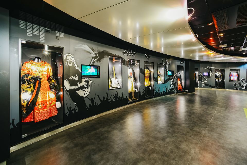 Paris: Stade de France Behind the Scenes Tour - Locker Rooms and Private Boxes: The Status Spaces
