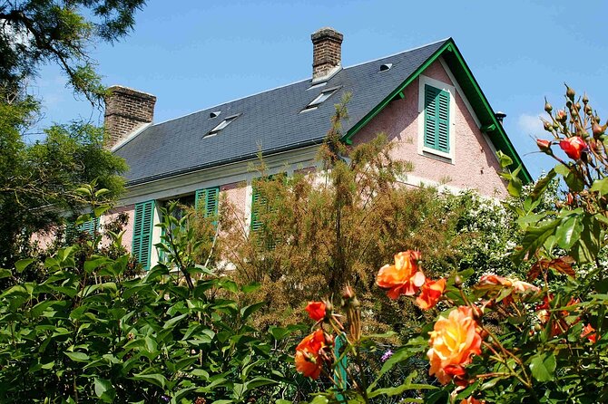 Paris to Giverny private tour Monet gardens house skip-the-line - La Roche-Guyon and its medieval castle
